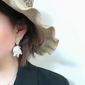 1 Par de Moda Brincos de Estilo coreano Senhora Brincos Personalidade INS Escudo Branco Pétala de Flor Brincos de Orelha Decoração