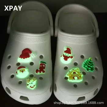 Venda quente 1pcs Fluorescência de PVC, Sapato de Crocodilo para Encantos Slip-on Decorações de Natal Brilhante Entupir Acessórios
